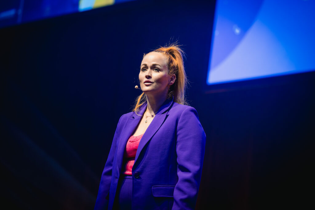 Jeniffer Gontovos als Moderatorin auf der Cashflow Conference 2025 in Frankfurt