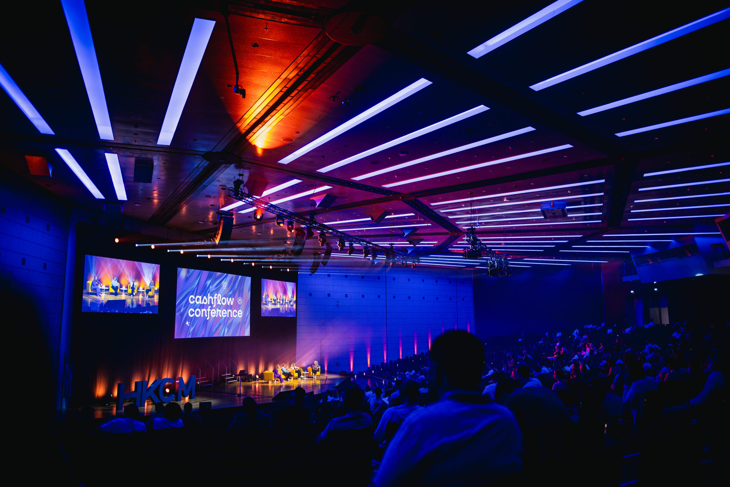 Jeniffer Gontovos als Moderatorin auf der Cashflow Conference 2025 in Frankfurt