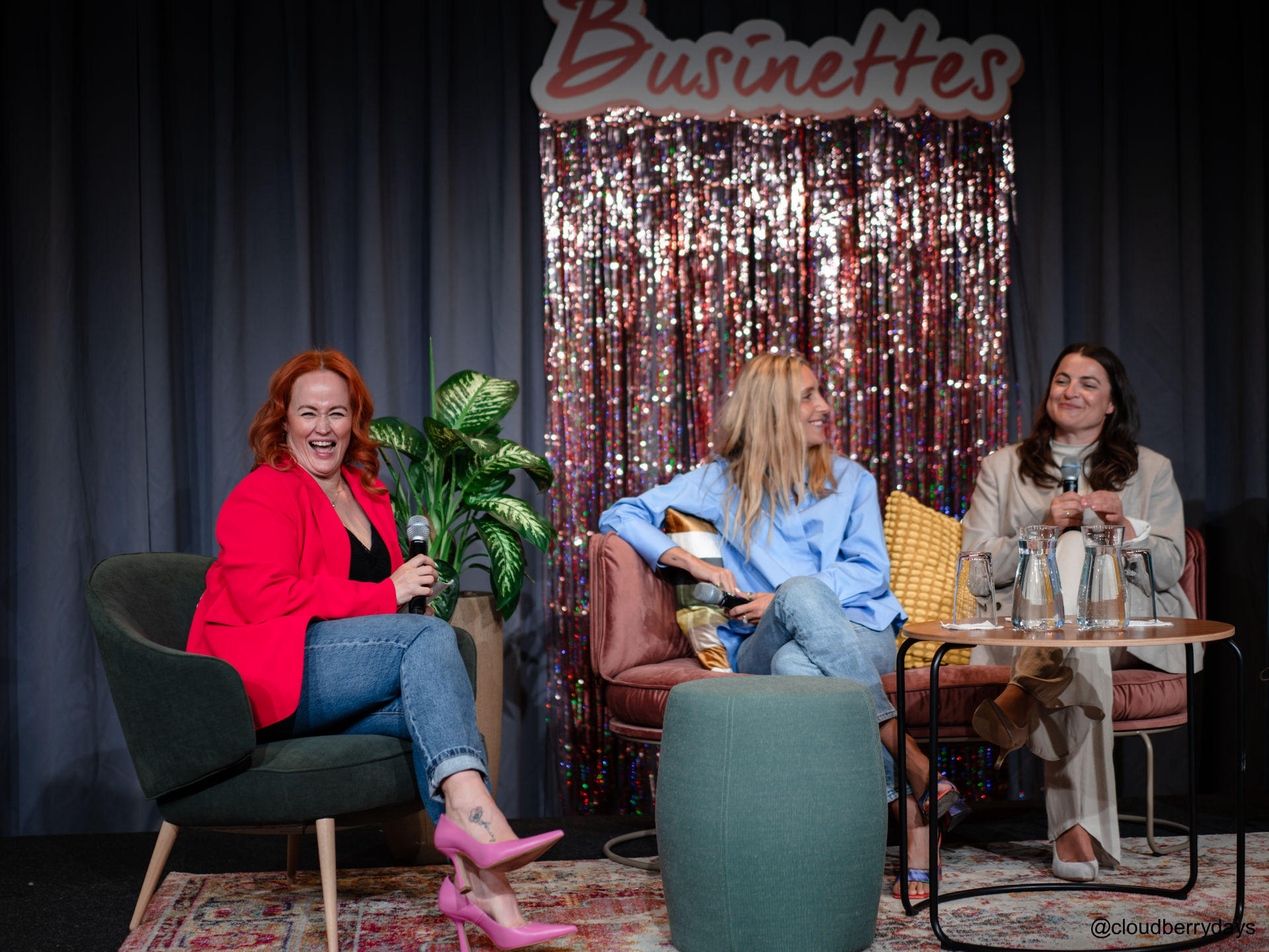 Jeniffer Gontovos moderiert auf dem Businettes Summit in Berlin