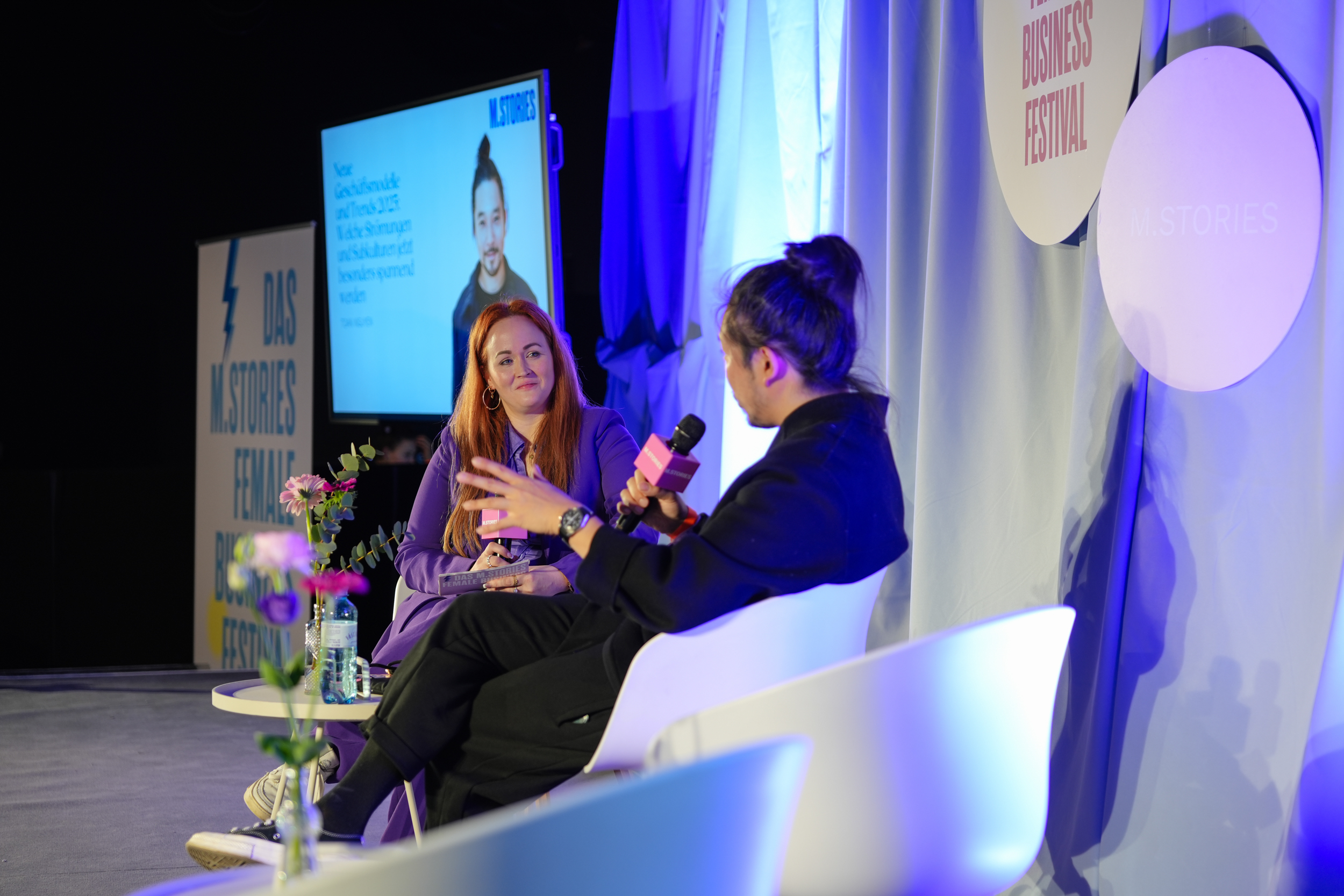 Jeniffer Gontovos moderiert auf dem M.Stories Event Change the Game