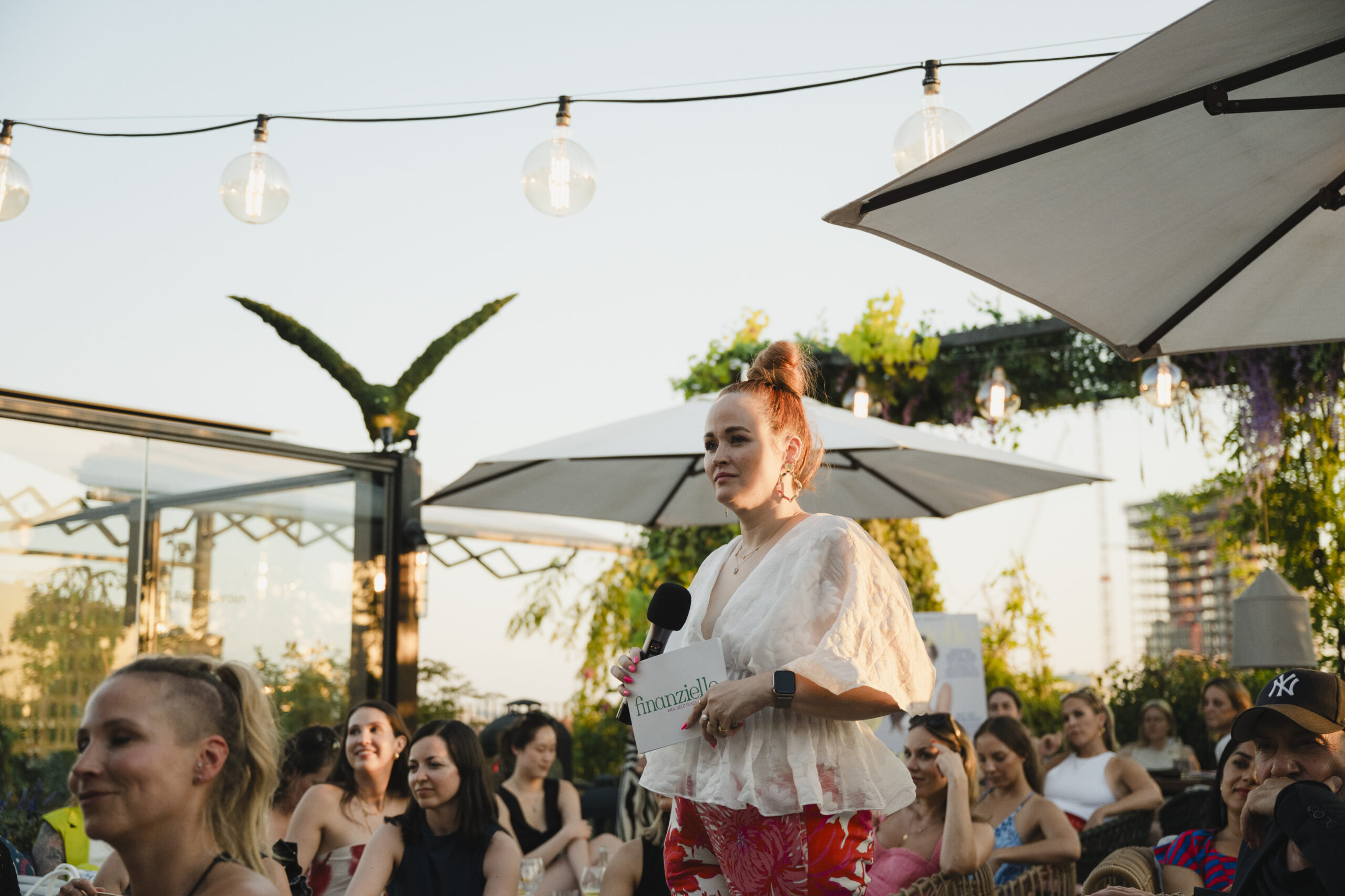 Jeniffer Gontovos moderiert auf dem finanzielle Female Finance Dinner mit verona Pooth