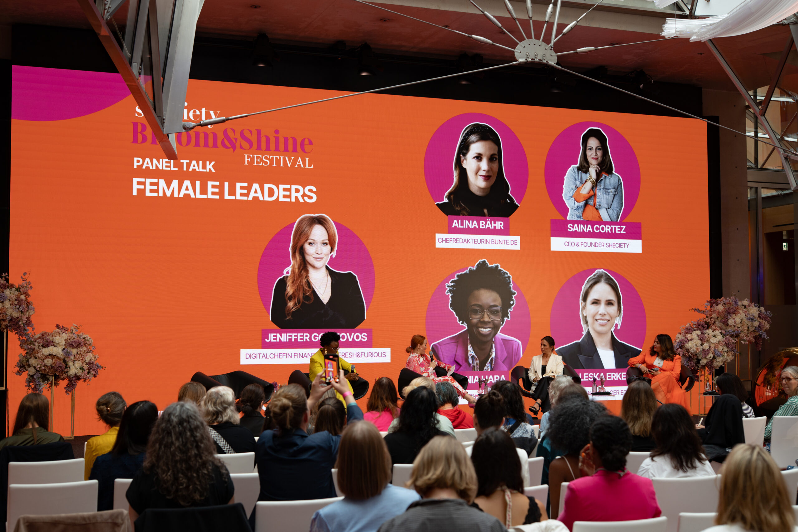 Jeniffer Gontovos moderiert auf dem Sheciety Bloom & Shine Festival 2025